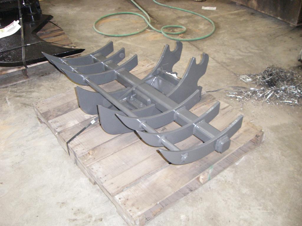 IS ATTACHMENT AR400 STEEL TREE STUMPER AND RAKE FOR 650 LBS SMALL/MINI EXCAVATOR