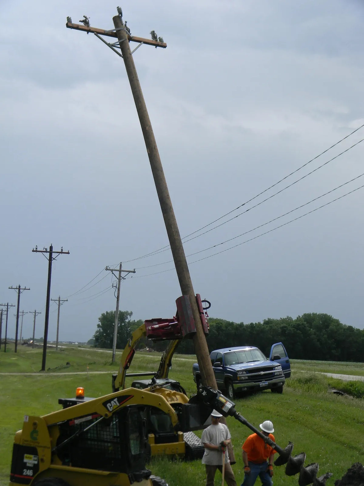 Ez Spot Ur Attachment Heavy Duty Pole Setter | Model EZ-HD08 | Jaw Opening 21" | 20–30 GPM | 3–5 Tons | For Skid Steer, Compact Track Loaders, Wheel Loaders, Excavators, Mini Excavators, Telehandlers & Backhoes