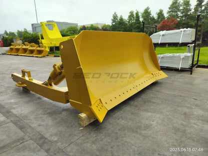 Bedrock Attachments Heavy-Duty SU Blade | Model BBD6TSU-1 | Width: 139.8in | Weight: 2,670kg (5,886lbs) | For Bulldozer