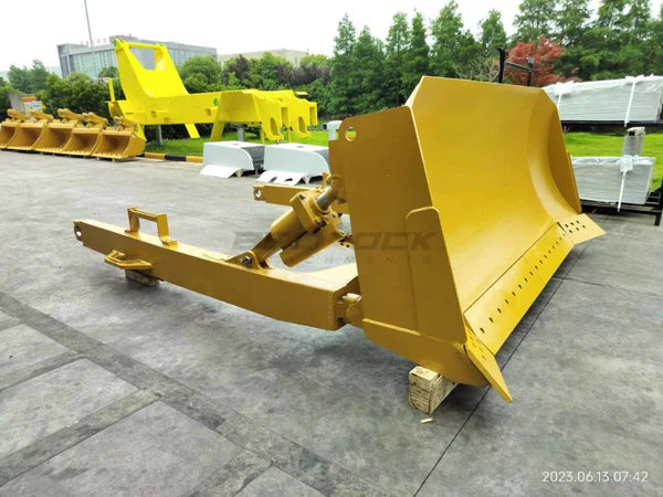 Bedrock Attachments Heavy-Duty SU Blade | Model BBD6TSU-1 | Width: 139.8in | Weight: 2,670kg (5,886lbs) | For Bulldozer
