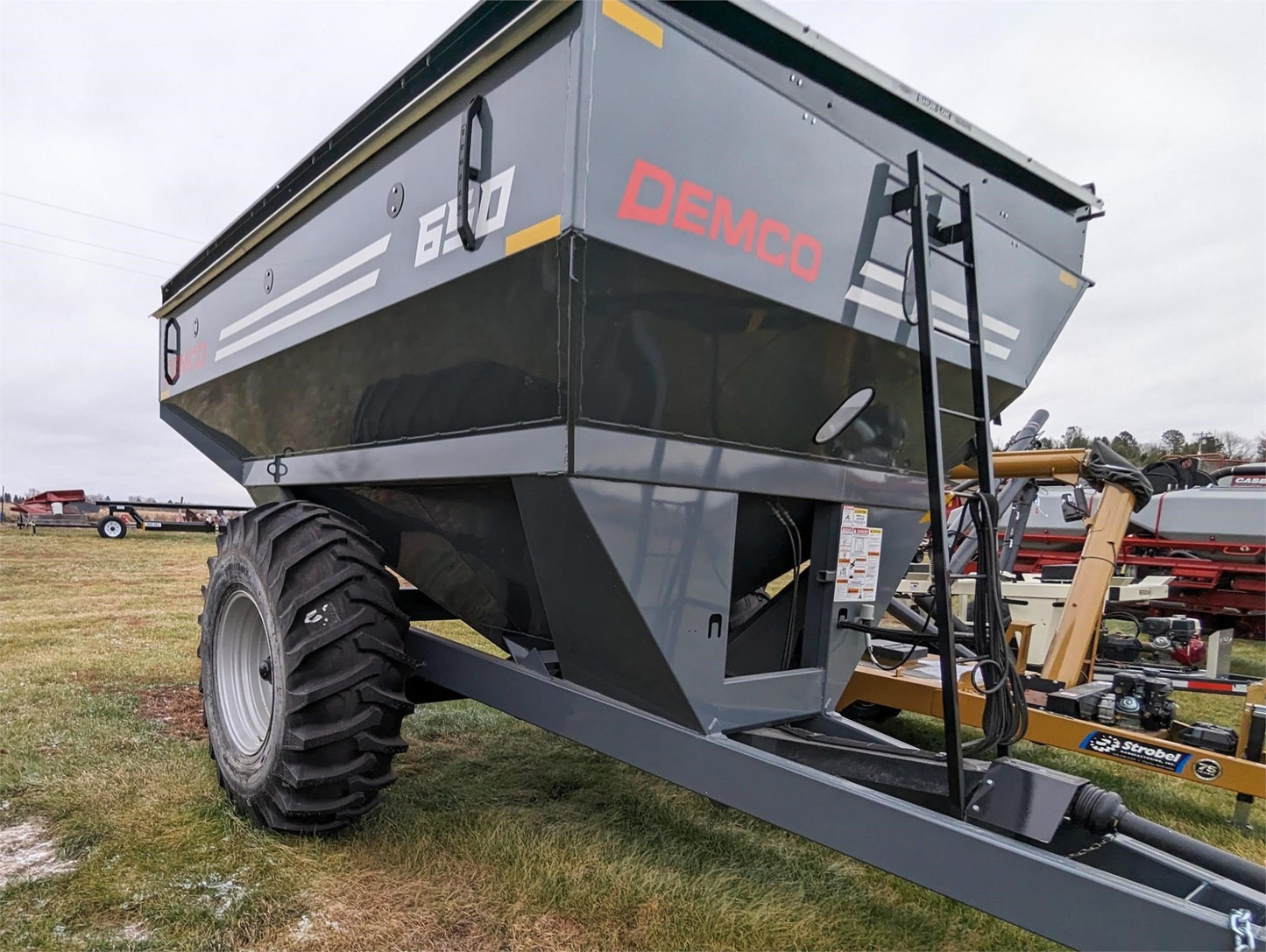 Demco Single Auger Grain Cart | Model 650 | Total Weight 7,560 lbs | Horsepower 150+ HP | Hub Size 10 Bolt | For Tractors