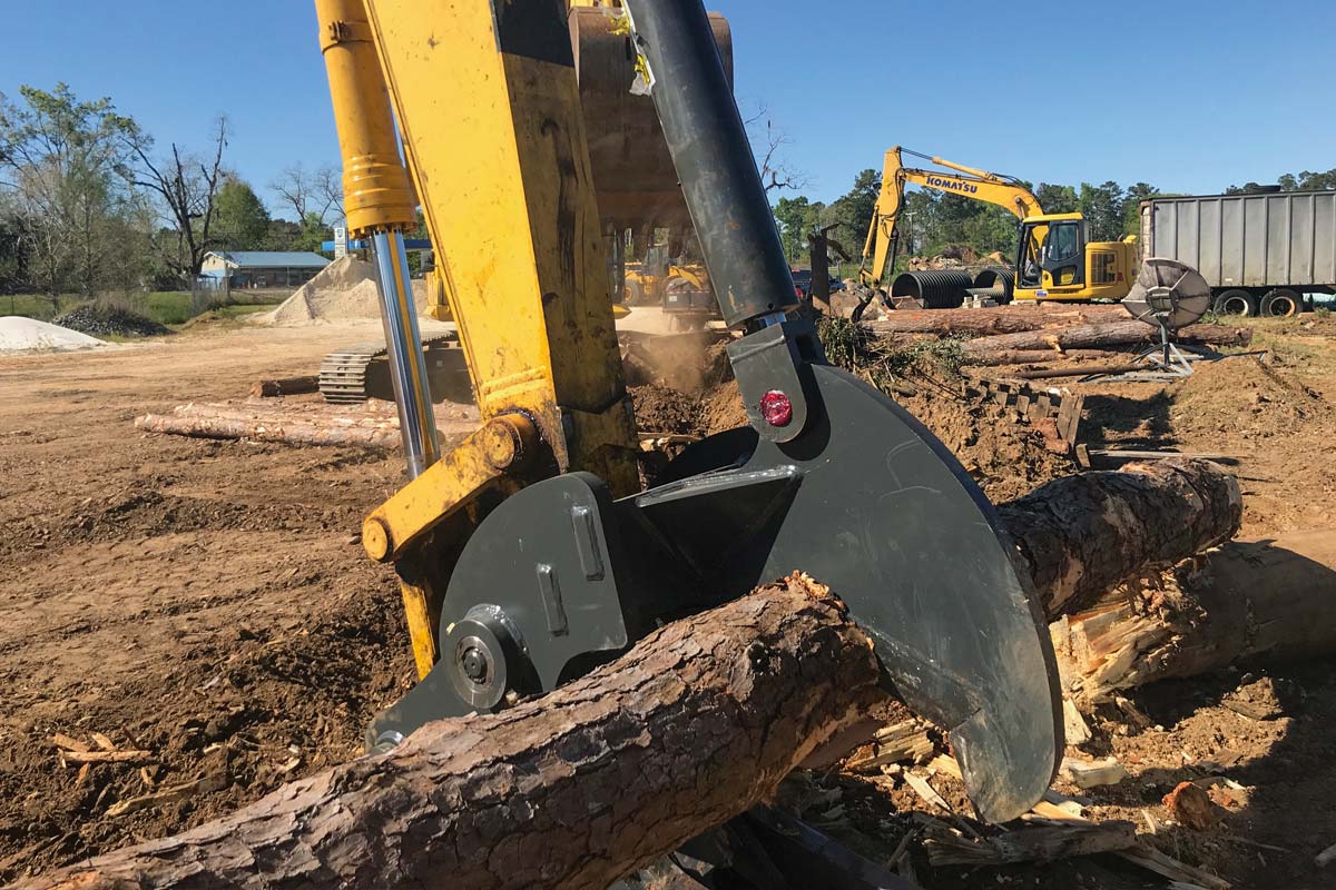 SOLESBEE'S WOOD SHEAR WITH HYDRAULICALLY CONTROLLED CUTTING JAWS FOR EXCAVATOR